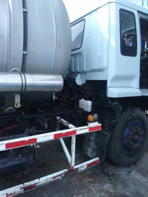 รถอีซูซุ 10 ล้อ ( บรรทุกถัง เคที. )   FVM  195  แรงม้า. ปี 38.    สนใจติดต่อ  081 - 6079515