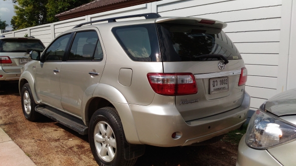 ต้องการขายโตโยต้าฟอร์จูนเนอร์์ปี2010