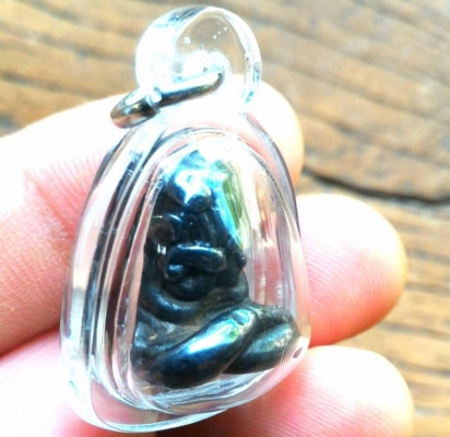 พระปิดตาเมฆพัตรยันต์ยุ่ง นั่งขัดสมาธิเพชร เลี่ยมกันน้ำ