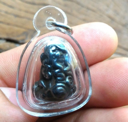 พระปิดตาเมฆพัตรยันต์ยุ่ง นั่งขัดสมาธิเพชร เลี่ยมกันน้ำ