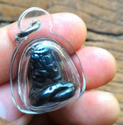 พระปิดตาเมฆพัตรยันต์ยุ่ง นั่งขัดสมาธิเพชร เลี่ยมกันน้ำ