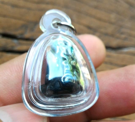 พระปิดตาเมฆพัตรยันต์ยุ่ง นั่งขัดสมาธิเพชร เลี่ยมกันน้ำ