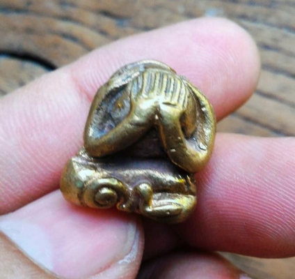 พระปิดตาลูกอม ยันต์ยุ่ง หลังฉ. สวยครับ