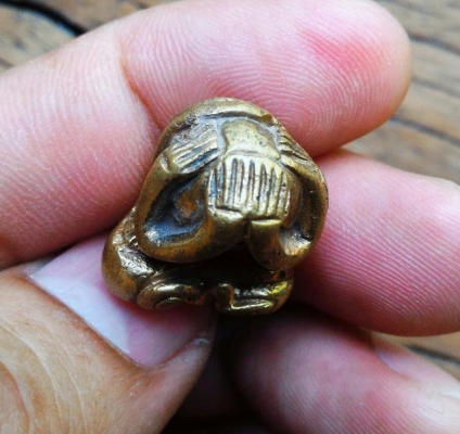 พระปิดตาลูกอม ยันต์ยุ่ง หลังฉ. สวยครับ