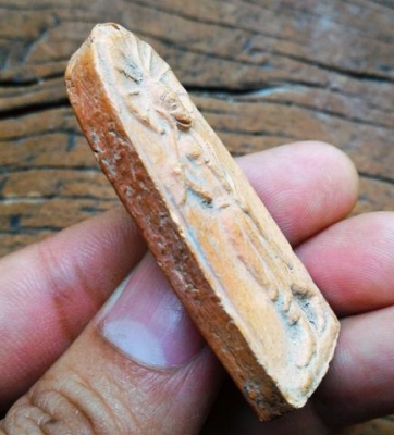 พระขุนแผนชมตลาด01 เนื้อดินเผา งดงามมากครับ