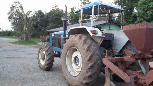 ขายรถไถฟอร์ด  6640  นิวฮอลเเลนด์  สองเพลา  พร้อมเล่มทะเบียน