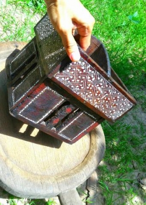 เชี่ยนหมากเก่ายุคต้น ตัวใหญ่ลงรักดำแดง แกะสลักลวดลายด้วยมือ ถมขาวสีพื้นเมืองของธรรมชาติแท้