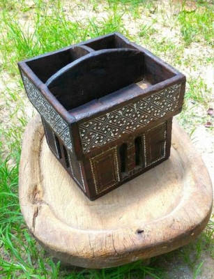 เชี่ยนหมากเก่ายุคต้น ตัวใหญ่ลงรักดำแดง แกะสลักลวดลายด้วยมือ ถมขาวสีพื้นเมืองของธรรมชาติแท้