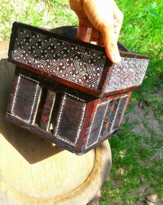 เชี่ยนหมากเก่ายุคต้น ตัวใหญ่ลงรักดำแดง แกะสลักลวดลายด้วยมือ ถมขาวสีพื้นเมืองของธรรมชาติแท้