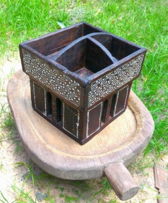 เชี่ยนหมากเก่ายุคต้น ตัวใหญ่ลงรักดำแดง แกะสลักลวดลายด้วยมือ ถมขาวสีพื้นเมืองของธรรมชาติแท้