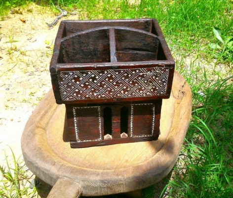 เชี่ยนหมากเก่ายุคต้น ตัวใหญ่ลงรักดำแดง แกะสลักลวดลายด้วยมือ ถมขาวสีพื้นเมืองของธรรมชาติแท้