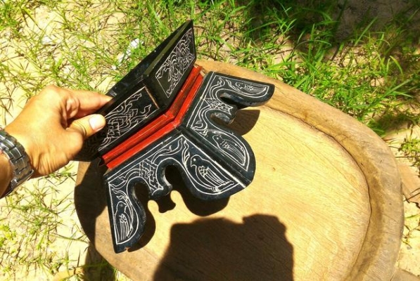 เชี่ยนหมากเก่า ทรงเอวคอด ลงรักดำแดง แกะสลักมือ ลายนกคุ้ม ลงสีพื้นเมืองของธรรมชาติแท้ งามมากๆ