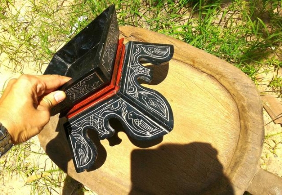 เชี่ยนหมากเก่า ทรงเอวคอด ลงรักดำแดง แกะสลักมือ ลายนกคุ้ม ลงสีพื้นเมืองของธรรมชาติแท้ งามมากๆ