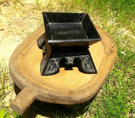 เชี่ยนหมากเก่า ทรงเอวคอด ลงรักดำแดง แกะสลักมือ ลายนกคุ้ม ลงสีพื้นเมืองของธรรมชาติแท้ งามมากๆ