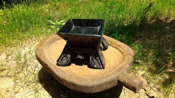 เชี่ยนหมากเก่า ทรงเอวคอด ลงรักดำแดง แกะสลักมือ ลายนกคุ้ม ลงสีพื้นเมืองของธรรมชาติแท้ งามมากๆ