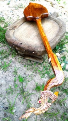 พิณไฟฟ้ามือสอง สายขาด เศียรพญานาคเนื้อไม้ประดู่แข็งแรงไม่มีตำหนิ สวยสภาพดี(ไม่ใช่ไม้ขนุน)