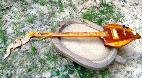 พิณไฟฟ้ามือสอง สายขาด เศียรพญานาคเนื้อไม้ประดู่แข็งแรงไม่มีตำหนิ สวยสภาพดี(ไม่ใช่ไม้ขนุน)