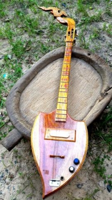พิณไฟฟ้ามือสอง สายขาด เศียรพญานาคเนื้อไม้ประดู่แข็งแรงไม่มีตำหนิ สวยสภาพดี(ไม่ใช่ไม้ขนุน)
