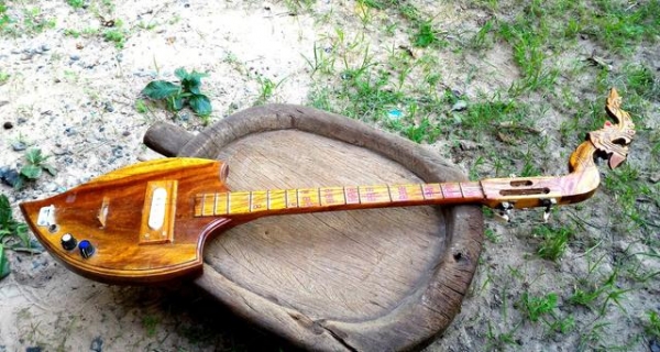 พิณไฟฟ้ามือสอง สายขาด เศียรพญานาคเนื้อไม้ประดู่แข็งแรงไม่มีตำหนิ สวยสภาพดี(ไม่ใช่ไม้ขนุน)