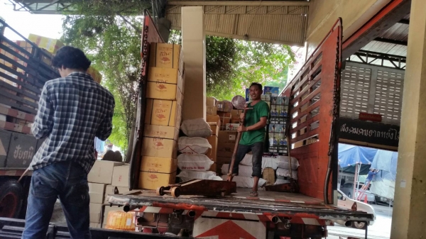 tractor-backhoe ส่งแม่แรงแบบจรเข้ ให้ลูกค้าชัยภูมิแล้วนะ ครับ ขึ้นรถไปกับชัยภูมิวัฒนสินขนส่ง รอรับได้เลยครับ