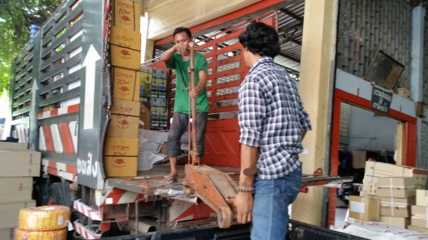 tractor-backhoe ส่งแม่แรงแบบจรเข้ ให้ลูกค้าชัยภูมิแล้วนะ ครับ ขึ้นรถไปกับชัยภูมิวัฒนสินขนส่ง รอรับได้เลยครับ