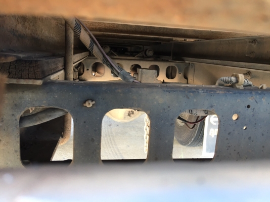 รถฮีโน่ 6 ล้อ ตู้แห้ง  FC2W  120 แรงม้า. ปี 37 - 38.  ( * มี ขาย 4 หัว. )     สนใจติดต่อ  081 - 6079515