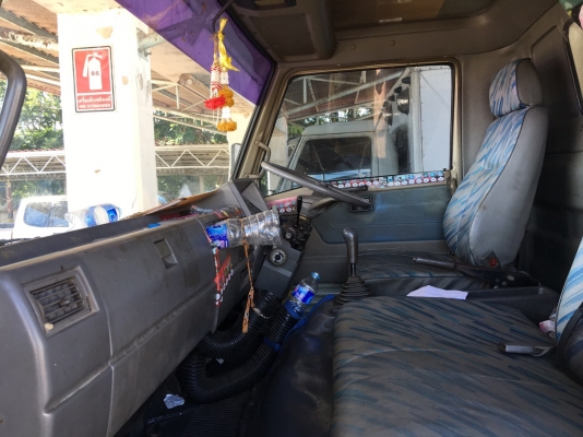 รถฮีโน่ 6 ล้อ ตู้แห้ง  FC2W  120 แรงม้า. ปี 37 - 38.  ( * มี ขาย 4 หัว. )     สนใจติดต่อ  081 - 6079515