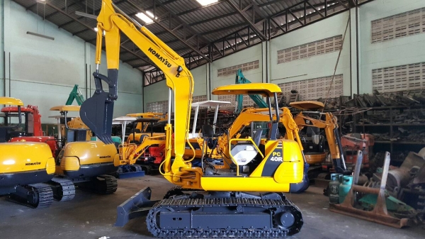 ขาย รถขุด KOMATSU รุ่น PC40-7-  มือสองญี่ปุ่น แทรกเหล็กสวย สลักแน่น ทุกส่วน พร้อมใช้งาน มือถือ/LINE ID : 0818753444
