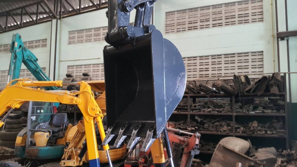 ขาย รถขุด KOMATSU รุ่น PC40-7-  มือสองญี่ปุ่น แทรกเหล็กสวย สลักแน่น ทุกส่วน พร้อมใช้งาน มือถือ/LINE ID : 0818753444