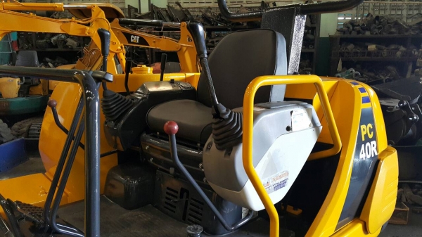 ขาย รถขุด KOMATSU รุ่น PC40-7-  มือสองญี่ปุ่น แทรกเหล็กสวย สลักแน่น ทุกส่วน พร้อมใช้งาน มือถือ/LINE ID : 0818753444