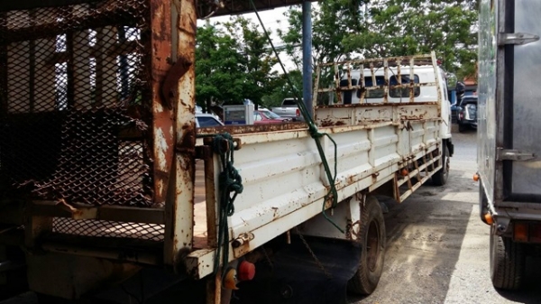 ขายรถบรรทุกหกล้ออีซูซูร็อคกี้ FRR32JB เครื่อง 195 แรงม้า กระบะยาว 7.20 เมตร ช่องวางเครน แล้วยาว 6.40