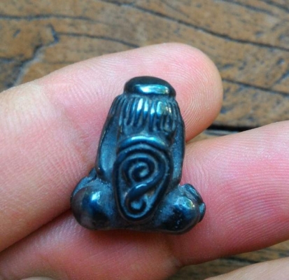 พระปิดตาหมวกเหล็กยันต์นะ เนื้อเมฆพัตร ยันต์ยุ่ง