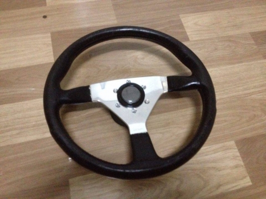 ขายพวงมาลัยหนังแท้3ก้าน MOMOแท้ made in ltaly ขนาด13.5นิ้้ว พร้อมแตรและคอใส่toyota ราคา1500บาท โทร0924462525โส ขายพวงมาลัยหนังแท้3ก้าน MOMOแท้ made in ltaly ขนาด13.5นิ้้ว พร้อมแตรและคอใส่toyota ราคา1500บาท โทร0924462525โส