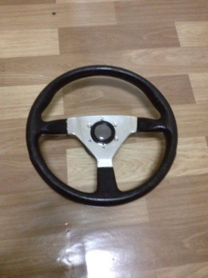 ขายพวงมาลัยหนังแท้3ก้าน MOMOแท้ made in ltaly ขนาด13.5นิ้้ว  พร้อมแตรและคอใส่toyota ราคา1500บาท โทร0924462525โส