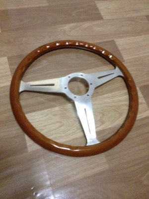 ขายพวงมาลัยไม้แท้3ก้าน  Nardi ลายเซ็น  ขนาด14นิ้้ว   สภาพสวย ราคา1900บาท โทร0924462525โส