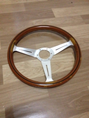 ขายพวงมาลัยไม้แท้3ก้าน  Nardi ลายเซ็น  ขนาด14นิ้้ว   สภาพสวย ราคา1900บาท โทร0924462525โส