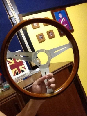 ขายพวงมาลัยไม้แท้3ก้าน  Nardi ลายเซ็น  ขนาด14นิ้้ว   สภาพสวย ราคา1900บาท โทร0924462525โส