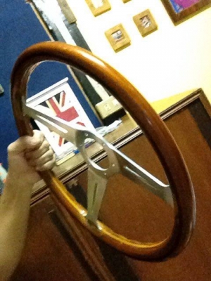 ขายพวงมาลัยไม้แท้3ก้าน  Nardi ลายเซ็น  ขนาด14นิ้้ว   สภาพสวย ราคา1900บาท โทร0924462525โส