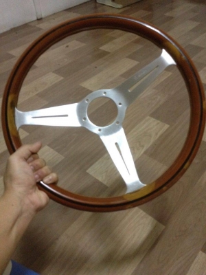 ขายพวงมาลัยไม้แท้3ก้าน  Nardi ลายเซ็น  ขนาด14นิ้้ว   สภาพสวย ราคา1900บาท โทร0924462525โส