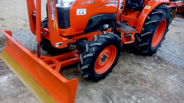 KUBOTA  L 4708 SP (4WD)  2 เพลา   สภาพใหม่สวยๆ   ชั่วโมงใช้   งานน้อย  สีเดิมทั้งคัน  พร้อมชุดใบมีดดันหน้า  โรตารี