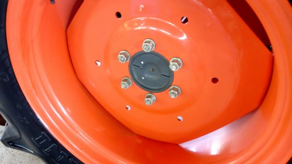 KUBOTA  L 4708 SP (4WD)  2 เพลา   สภาพใหม่สวยๆ   ชั่วโมงใช้   งานน้อย  สีเดิมทั้งคัน  พร้อมชุดใบมีดดันหน้า  โรตารี