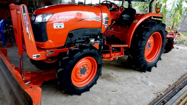 KUBOTA  L 4708 SP (4WD)  2 เพลา   สภาพใหม่สวยๆ   ชั่วโมงใช้   งานน้อย  สีเดิมทั้งคัน  พร้อมชุดใบมีดดันหน้า  โรตารี