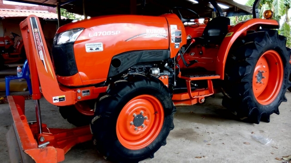 KUBOTA  L 4708 SP (4WD)  2 เพลา   สภาพใหม่สวยๆ   ชั่วโมงใช้   งานน้อย  สีเดิมทั้งคัน  พร้อมชุดใบมีดดันหน้า  โรตารี