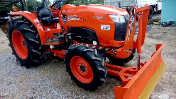 KUBOTA  L 4708 SP (4WD)  2 เพลา   สภาพใหม่สวยๆ   ชั่วโมงใช้   งานน้อย  สีเดิมทั้งคัน  พร้อมชุดใบมีดดันหน้า  โรตารี