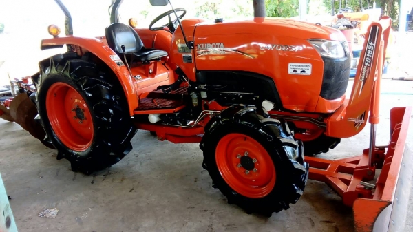 KUBOTA  L 4708 SP (4WD)  2 เพลา   สภาพใหม่สวยๆ   ชั่วโมงใช้   งานน้อย  สีเดิมทั้งคัน  พร้อมชุดใบมีดดันหน้า  โรตารี