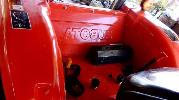 KUBOTA  L 4708 SP (4WD)  2 เพลา   สภาพใหม่สวยๆ   ชั่วโมงใช้   งานน้อย  สีเดิมทั้งคัน  พร้อมชุดใบมีดดันหน้า  โรตารี