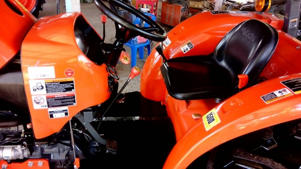 KUBOTA  L 4708 SP (4WD)  2 เพลา   สภาพใหม่สวยๆ   ชั่วโมงใช้   งานน้อย  สีเดิมทั้งคัน  พร้อมชุดใบมีดดันหน้า  โรตารี