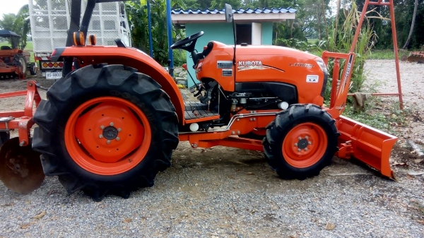 KUBOTA  L 4708 SP (4WD)  2 เพลา   สภาพใหม่สวยๆ   ชั่วโมงใช้   งานน้อย  สีเดิมทั้งคัน  พร้อมชุดใบมีดดันหน้า  โรตารี