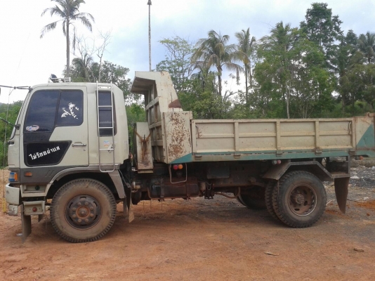 Hino 6 ล้อดั้มยางเก้า