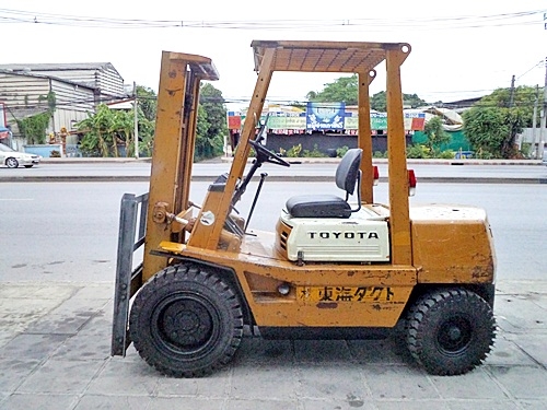 ขายรถยกโตโยต้า 3 ตัน  เครื่องเบนซิน  เสาสูง 3 เมตร  ยางตันใหม่  พวงมาลัยเพาเว่อร์  สีเดิมจากนอก นำเข้าจากญี่ปุ่น ใช้งานได้ทันที ราคา180000